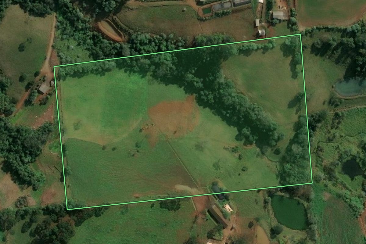 Imagem de satélite do imóvel rural em Itá (SC), com o contorno declarado no CAR desenhado por cima.