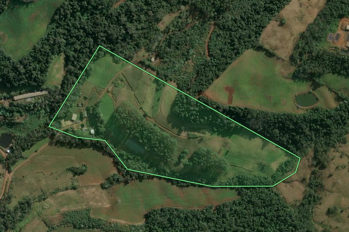 Imagem de satélite do imóvel rural em Itá (SC), com o contorno declarado no CAR desenhado por cima.