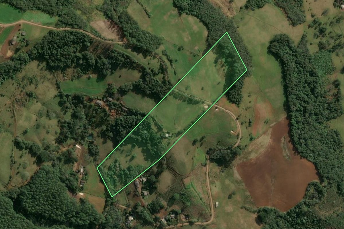 Imagem de satélite do imóvel rural em Itá (SC), com o contorno declarado no CAR desenhado por cima.