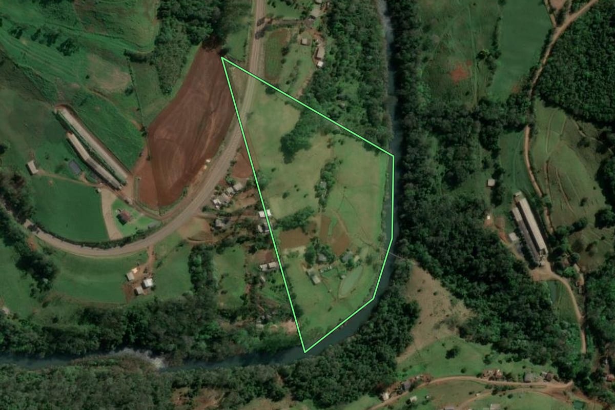 Imagem de satélite do imóvel rural em Itá (SC), com o contorno declarado no CAR desenhado por cima.