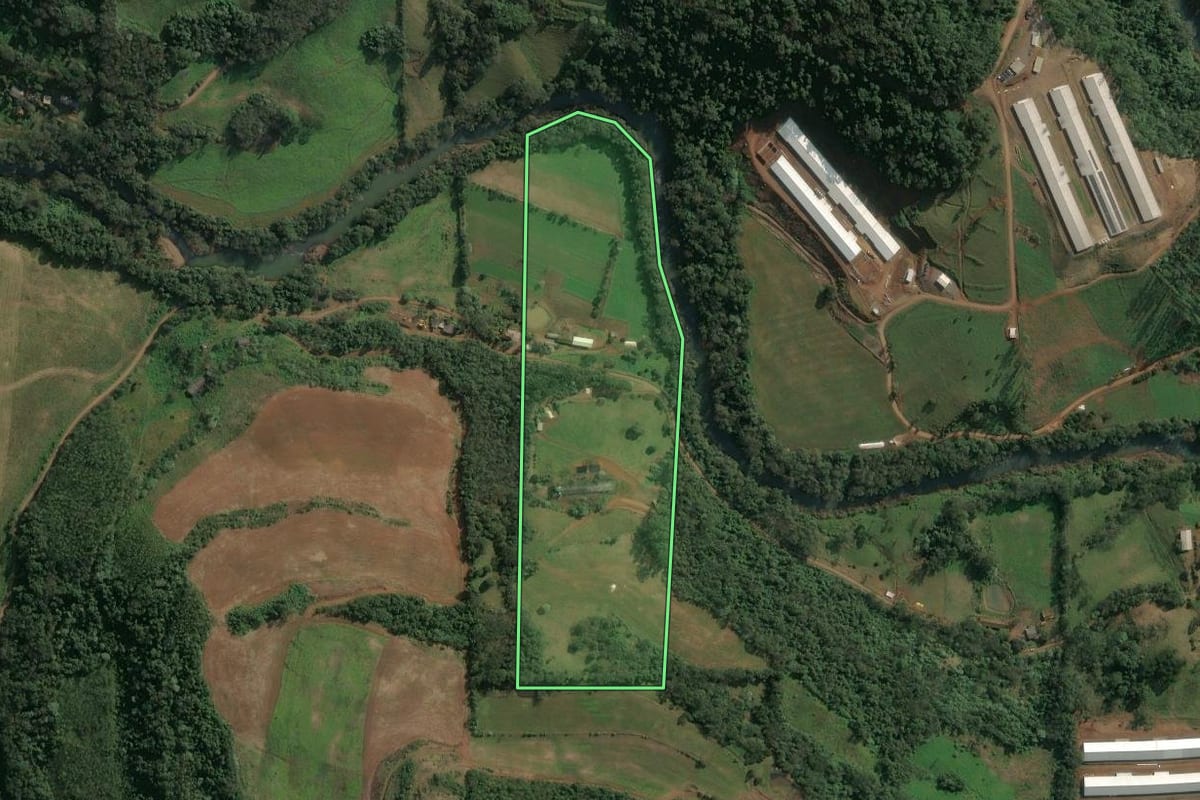 Imagem de satélite do imóvel rural em Itá (SC), com o contorno declarado no CAR desenhado por cima.