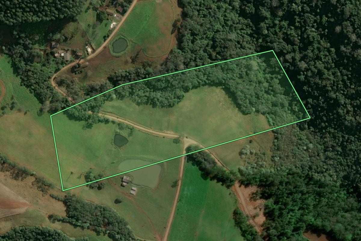 Imagem de satélite do imóvel rural em Itá (SC), com o contorno declarado no CAR desenhado por cima.