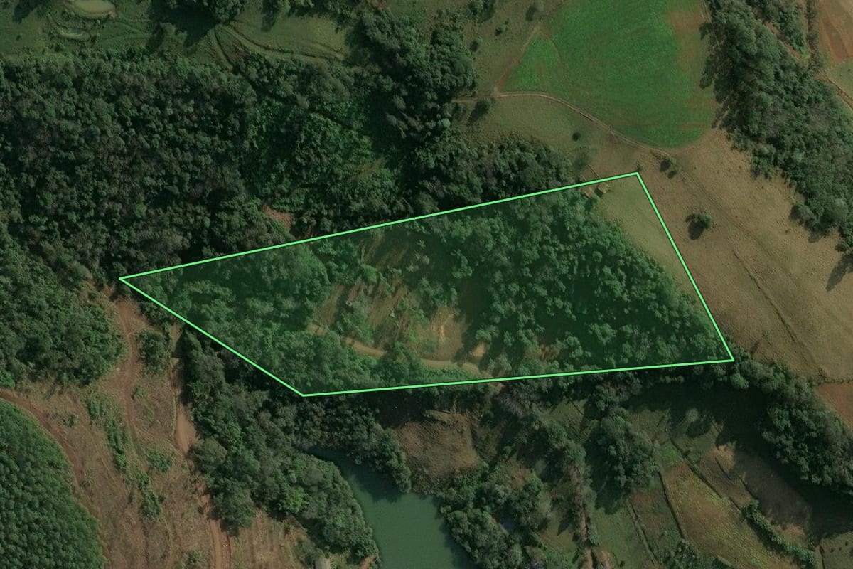 Imagem de satélite do imóvel rural em Itá (SC), com o contorno declarado no CAR desenhado por cima.