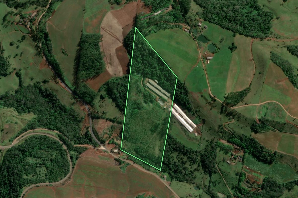 Imagem de satélite do imóvel rural em Itá (SC), com o contorno declarado no CAR desenhado por cima.