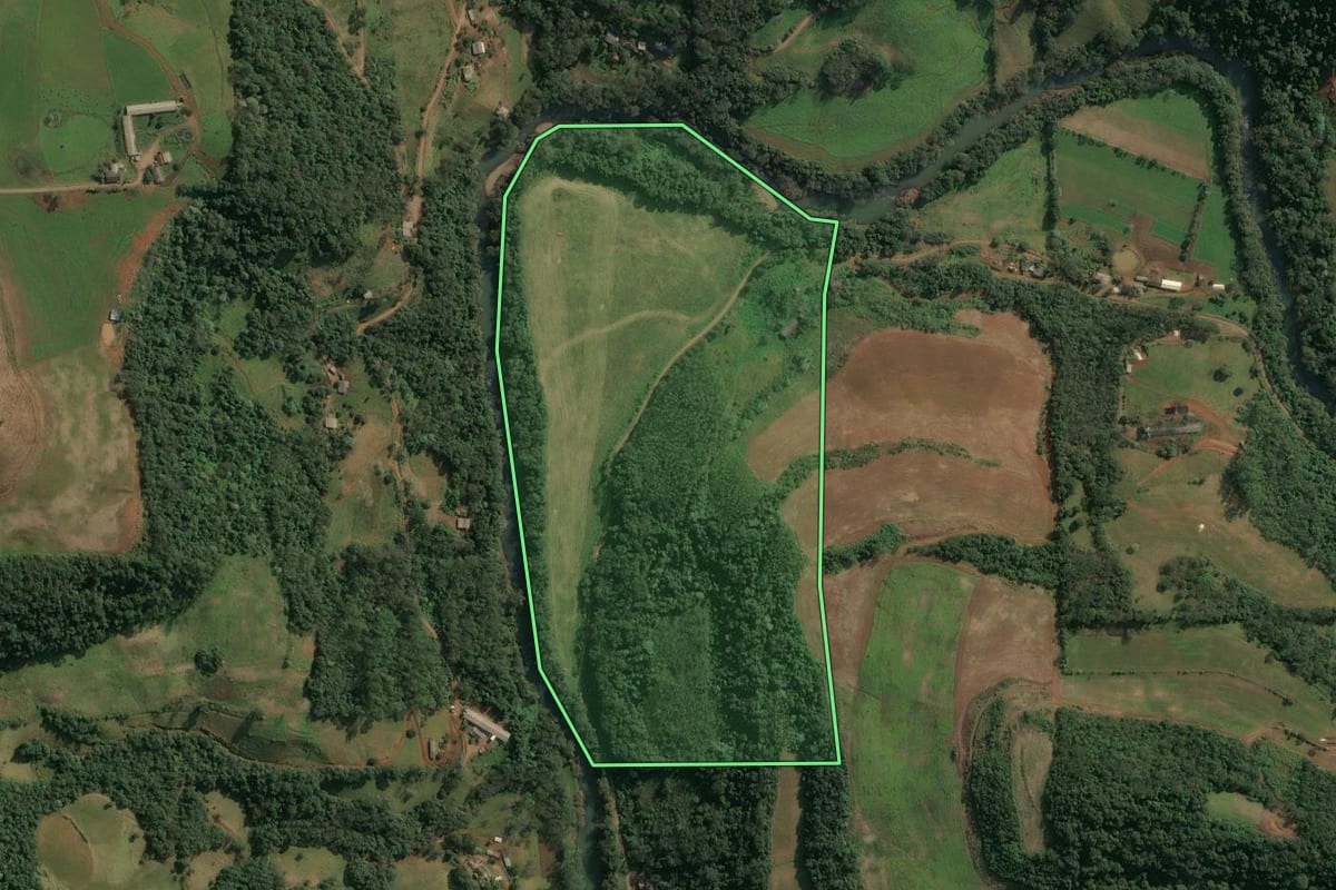 Imagem de satélite do imóvel rural em Itá (SC), com o contorno declarado no CAR desenhado por cima.