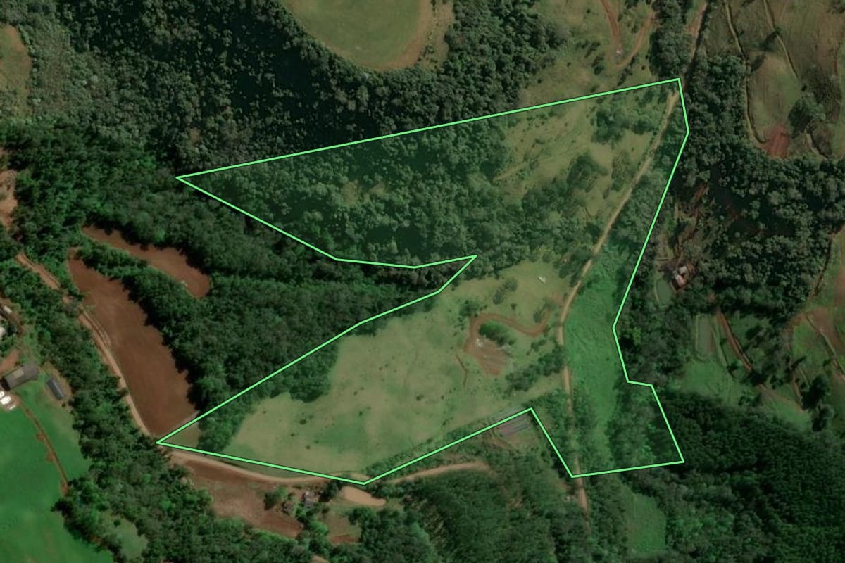 Imagem de satélite do imóvel rural em Itá (SC), com o contorno declarado no CAR desenhado por cima.