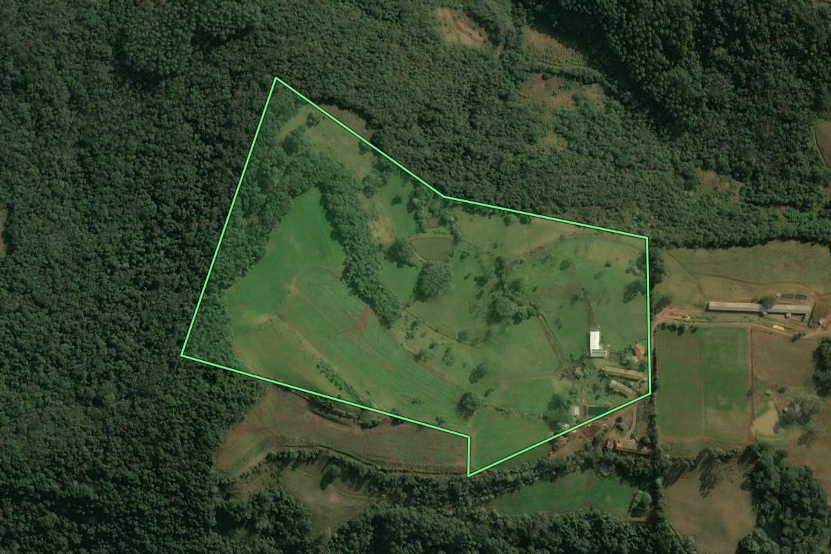 Imagem de satélite do imóvel rural em Itá (SC), com o contorno declarado no CAR desenhado por cima.