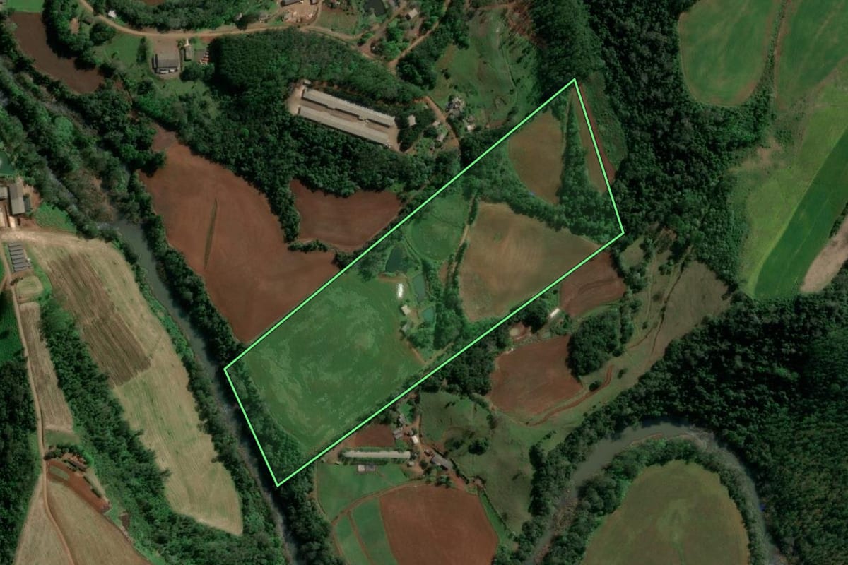 Imagem de satélite do imóvel rural em Itá (SC), com o contorno declarado no CAR desenhado por cima.