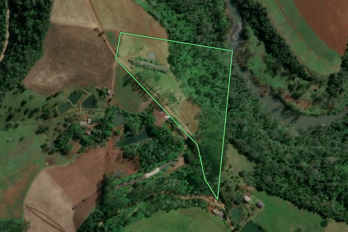 Imagem de satélite do imóvel rural em Itá (SC), com o contorno declarado no CAR desenhado por cima.