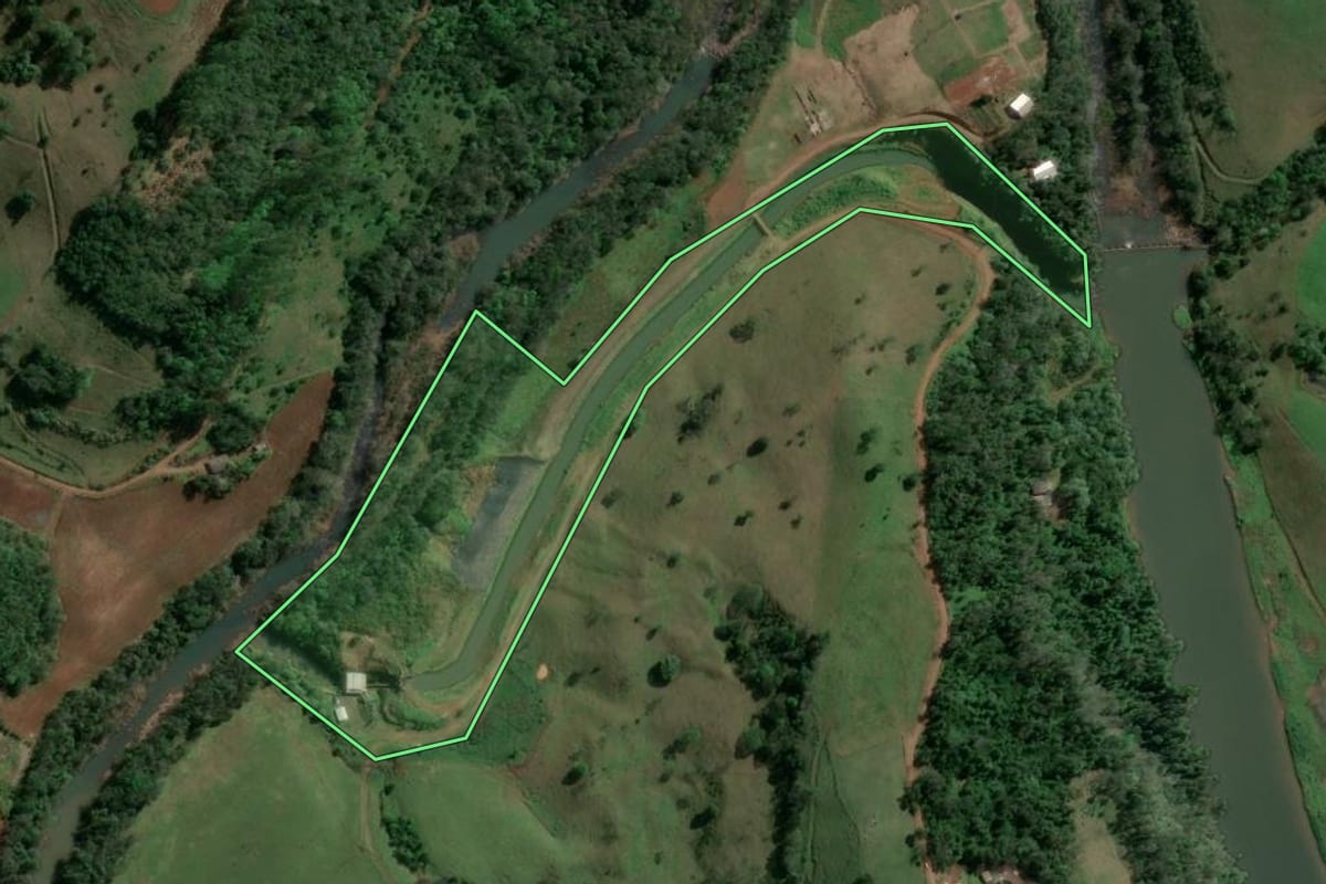 Imagem de satélite do imóvel rural em Itá (SC), com o contorno declarado no CAR desenhado por cima.