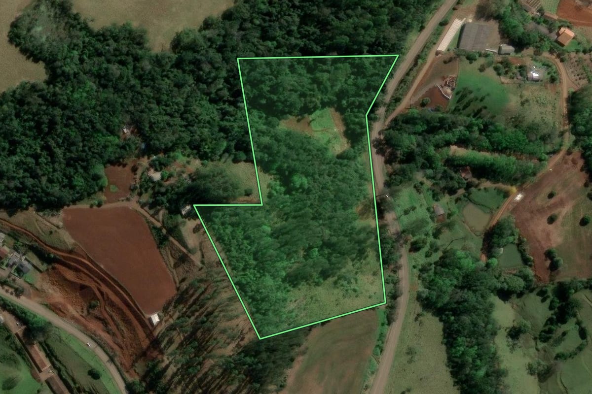 Imagem de satélite do imóvel rural em Itá (SC), com o contorno declarado no CAR desenhado por cima.