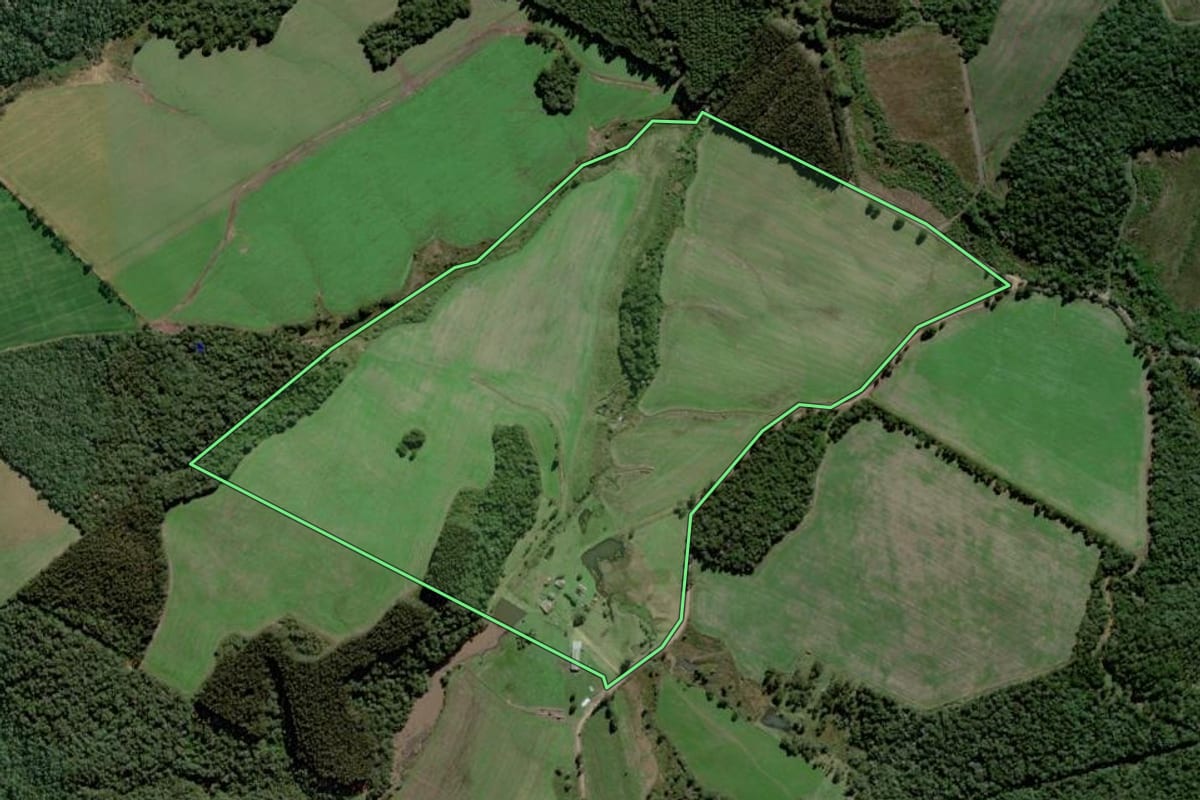 Imagem de satélite do imóvel rural em Itaiópolis (SC), com o contorno declarado no CAR desenhado por cima.