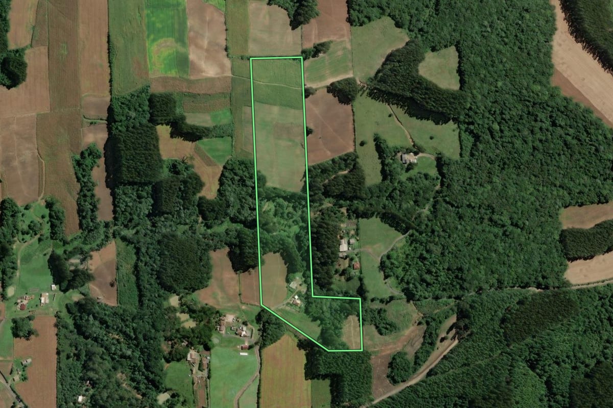 Imagem de satélite do imóvel rural em Itaiópolis (SC), com o contorno declarado no CAR desenhado por cima.