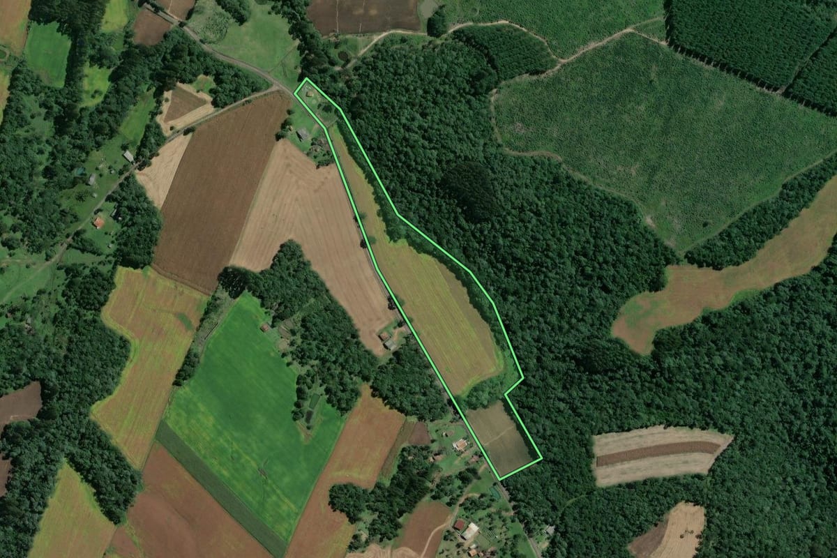 Imagem de satélite do imóvel rural em Itaiópolis (SC), com o contorno declarado no CAR desenhado por cima.