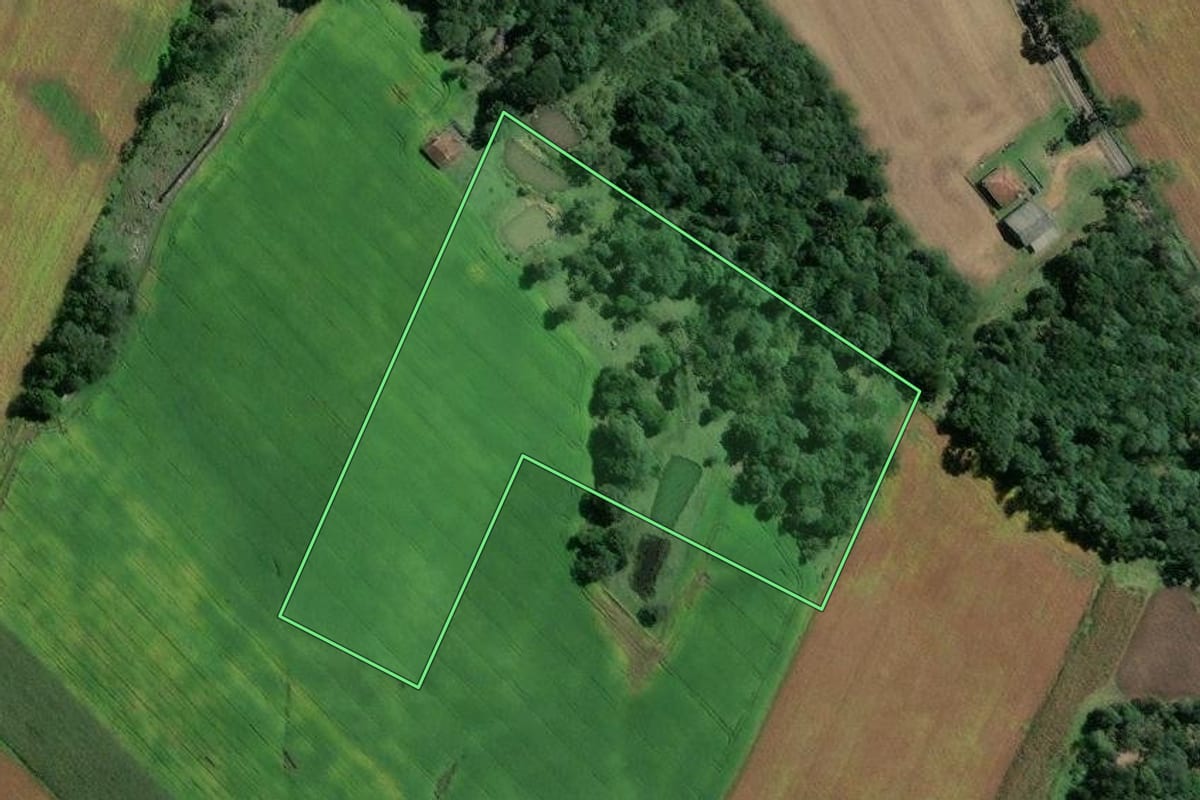 Imagem de satélite do imóvel rural em Itaiópolis (SC), com o contorno declarado no CAR desenhado por cima.