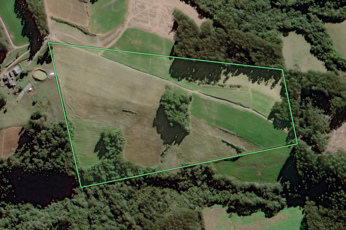 Imagem de satélite do imóvel rural em Itaiópolis (SC), com o contorno declarado no CAR desenhado por cima.