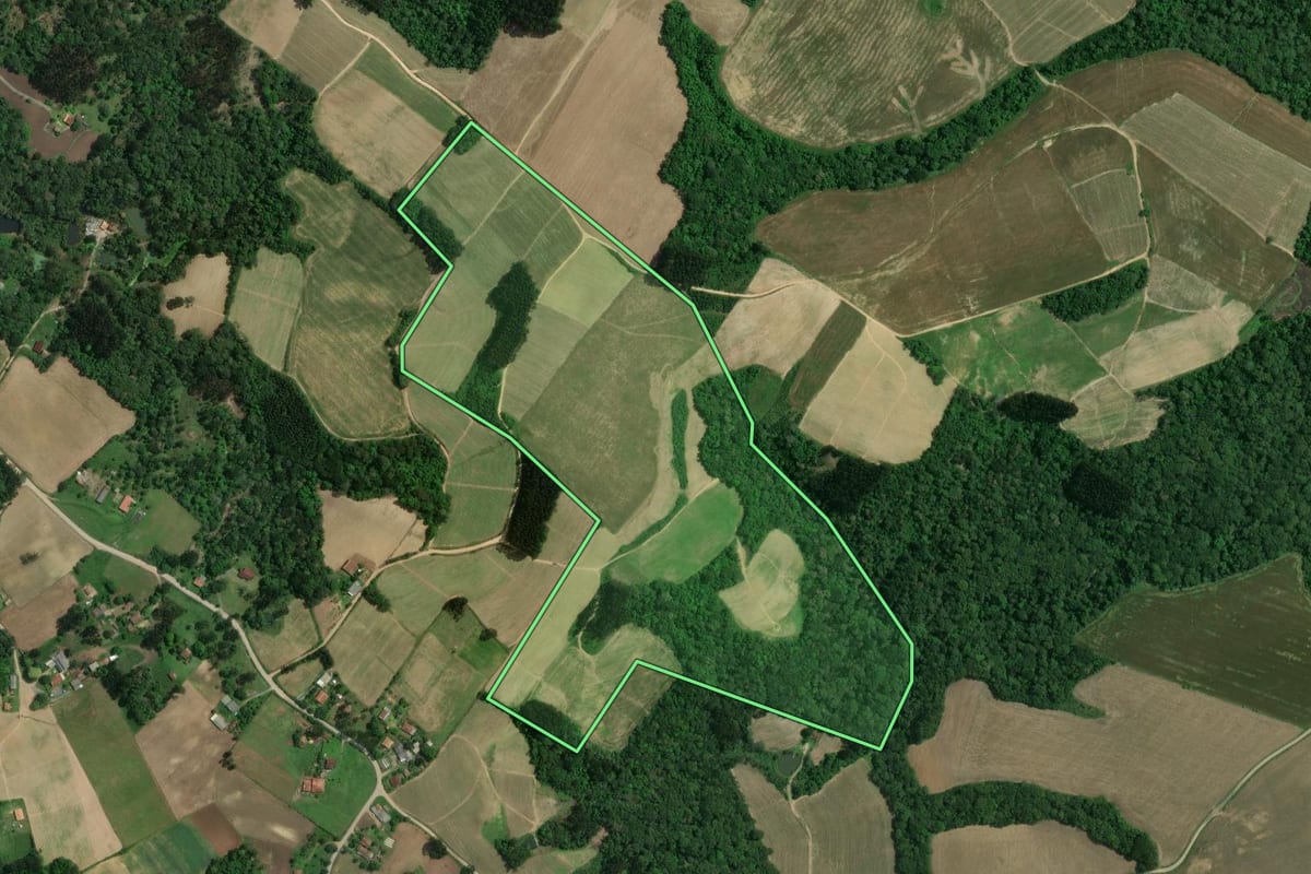 Imagem de satélite do imóvel rural em Itaiópolis (SC), com o contorno declarado no CAR desenhado por cima.