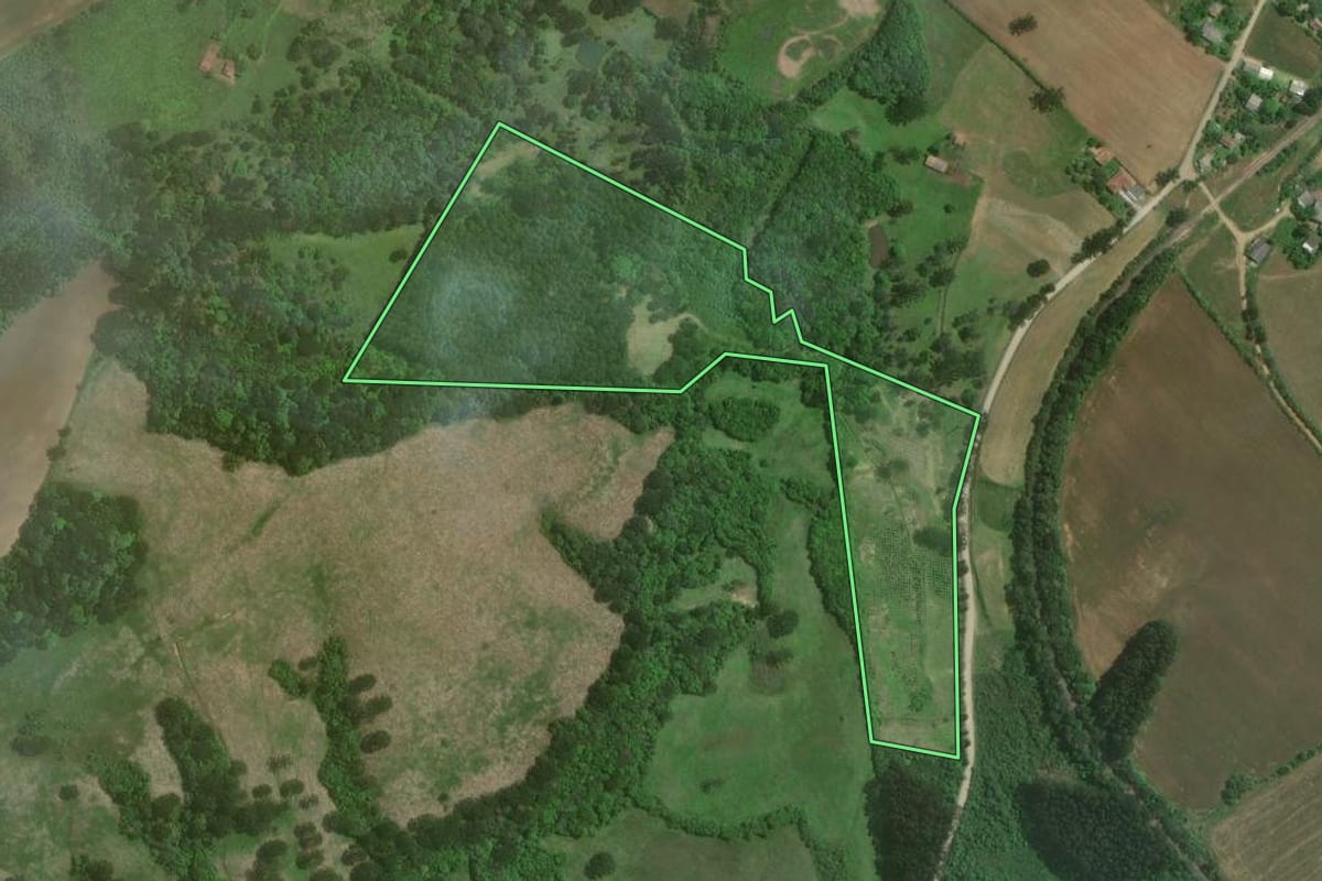 Imagem de satélite do imóvel rural em Itaiópolis (SC), com o contorno declarado no CAR desenhado por cima.