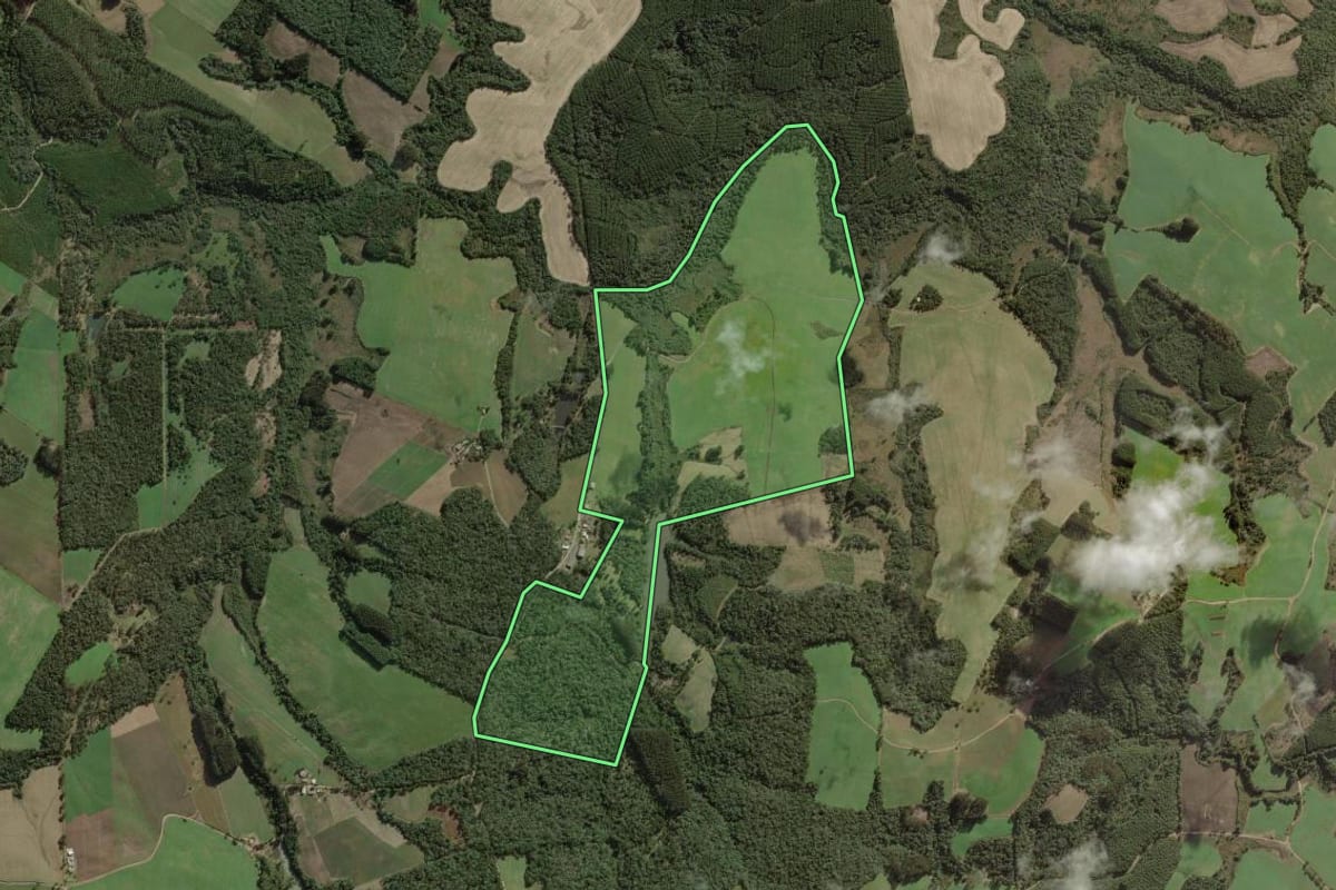 Imagem de satélite do imóvel rural em Itaiópolis (SC), com o contorno declarado no CAR desenhado por cima.