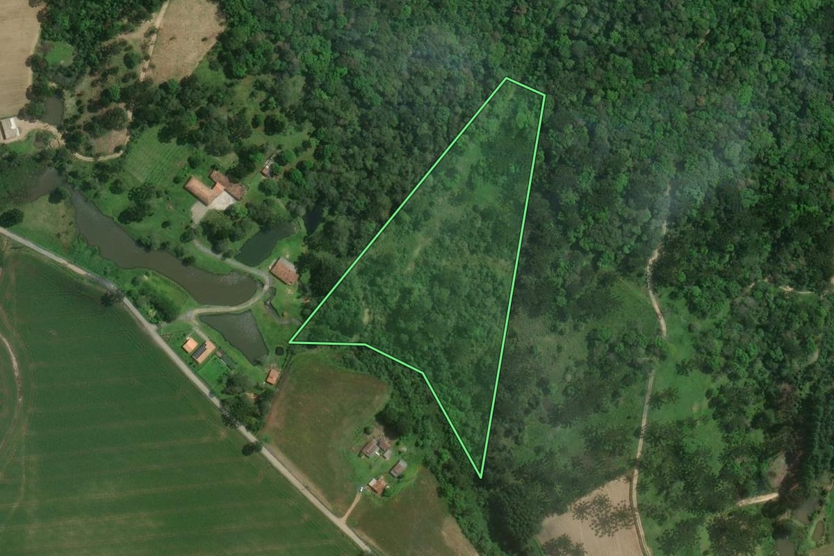 Imagem de satélite do imóvel rural em Itaiópolis (SC), com o contorno declarado no CAR desenhado por cima.