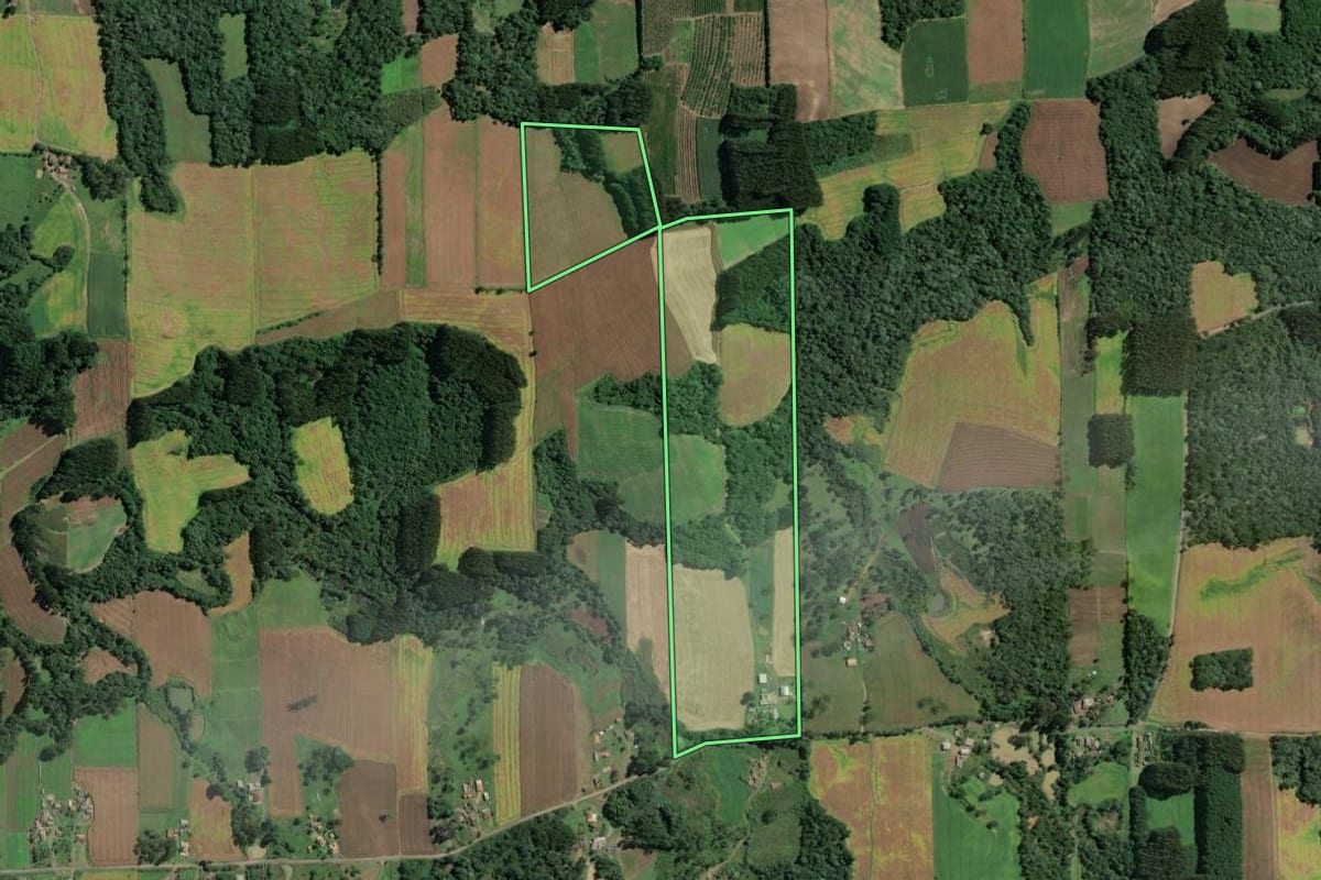 Imagem de satélite do imóvel rural em Itaiópolis (SC), com o contorno declarado no CAR desenhado por cima.