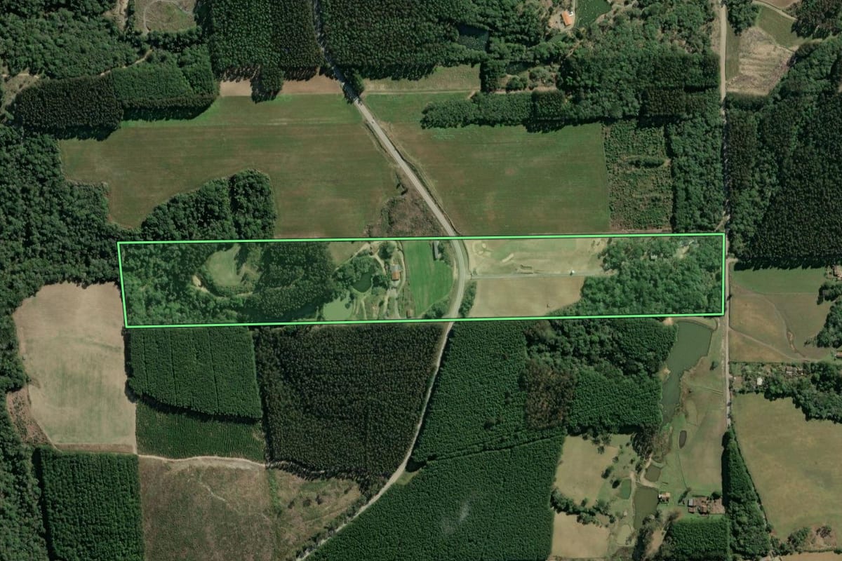 Imagem de satélite do imóvel rural em Itaiópolis (SC), com o contorno declarado no CAR desenhado por cima.