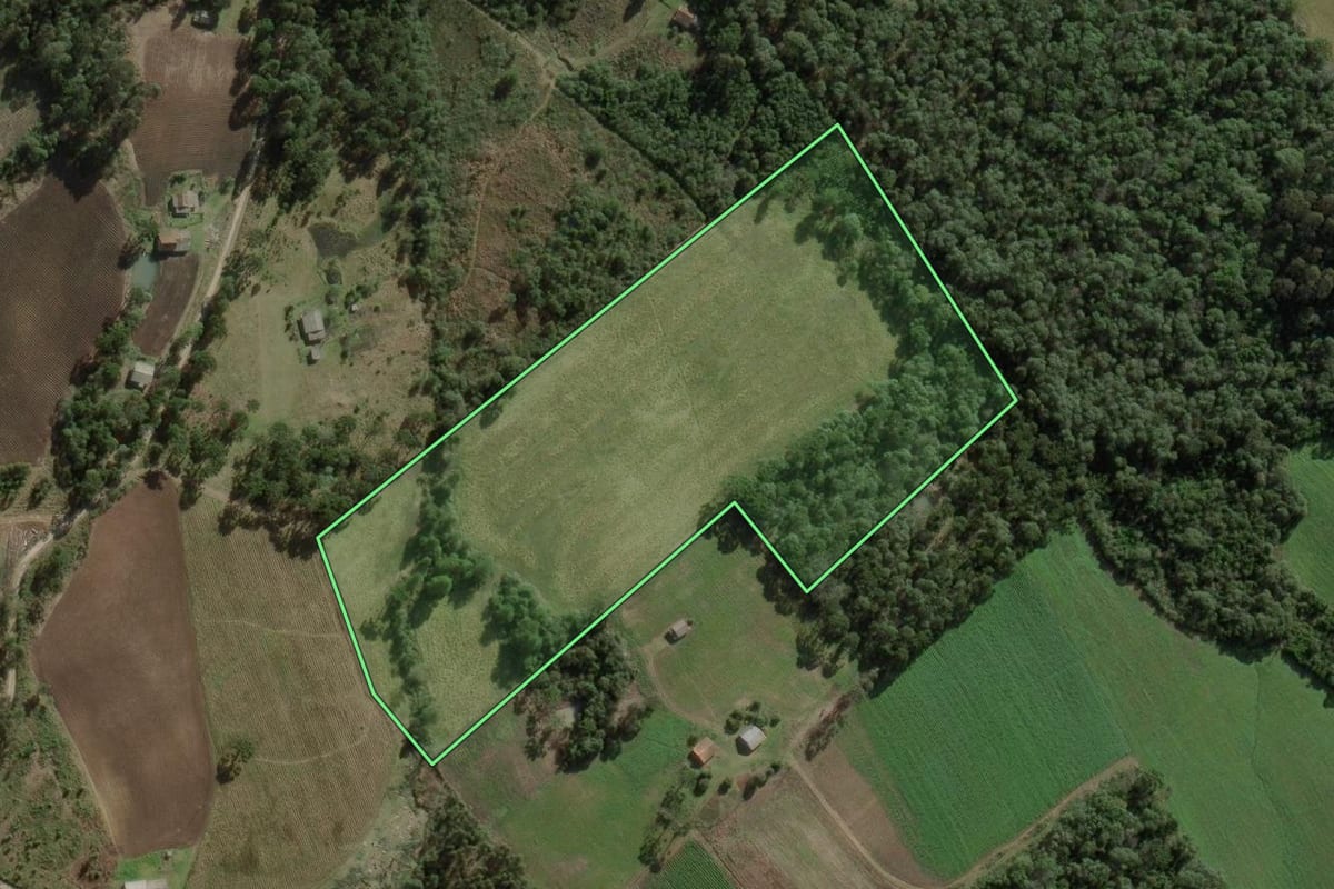 Imagem de satélite do imóvel rural em Itaiópolis (SC), com o contorno declarado no CAR desenhado por cima.