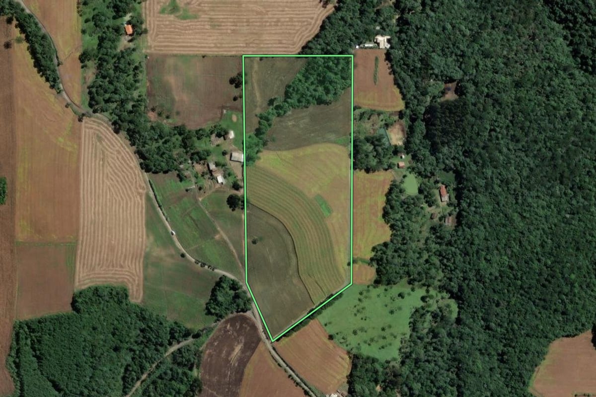 Imagem de satélite do imóvel rural em Itaiópolis (SC), com o contorno declarado no CAR desenhado por cima.