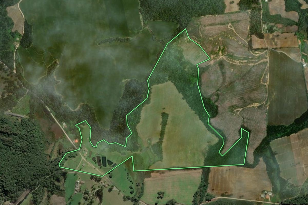 Imagem de satélite do imóvel rural em Itaiópolis (SC), com o contorno declarado no CAR desenhado por cima.