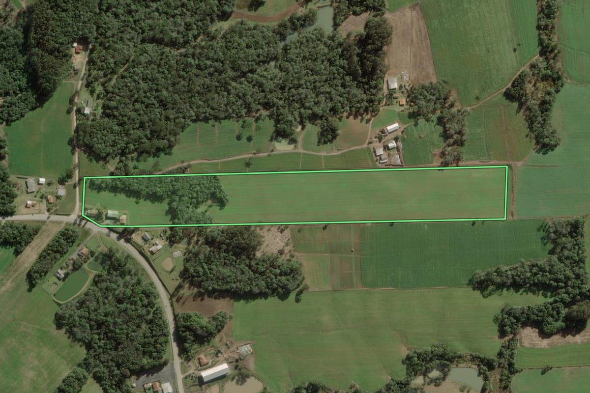 Imagem de satélite do imóvel rural em Itaiópolis (SC), com o contorno declarado no CAR desenhado por cima.