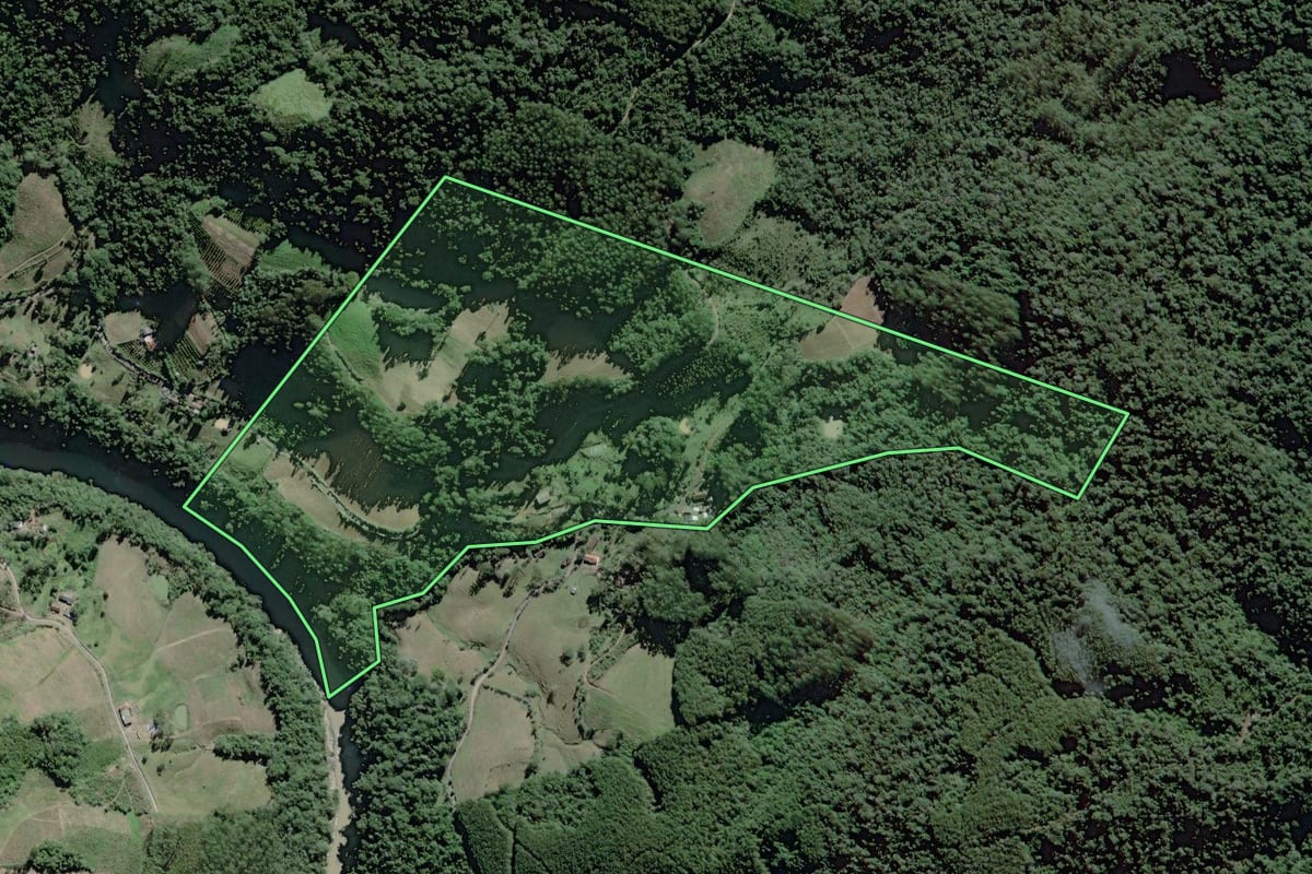 Imagem de satélite do imóvel rural em Itaiópolis (SC), com o contorno declarado no CAR desenhado por cima.