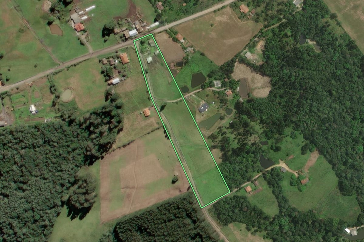 Imagem de satélite do imóvel rural em Itaiópolis (SC), com o contorno declarado no CAR desenhado por cima.