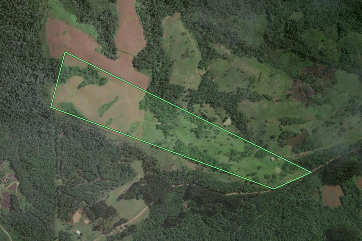 Imagem de satélite do imóvel rural em Itaiópolis (SC), com o contorno declarado no CAR desenhado por cima.