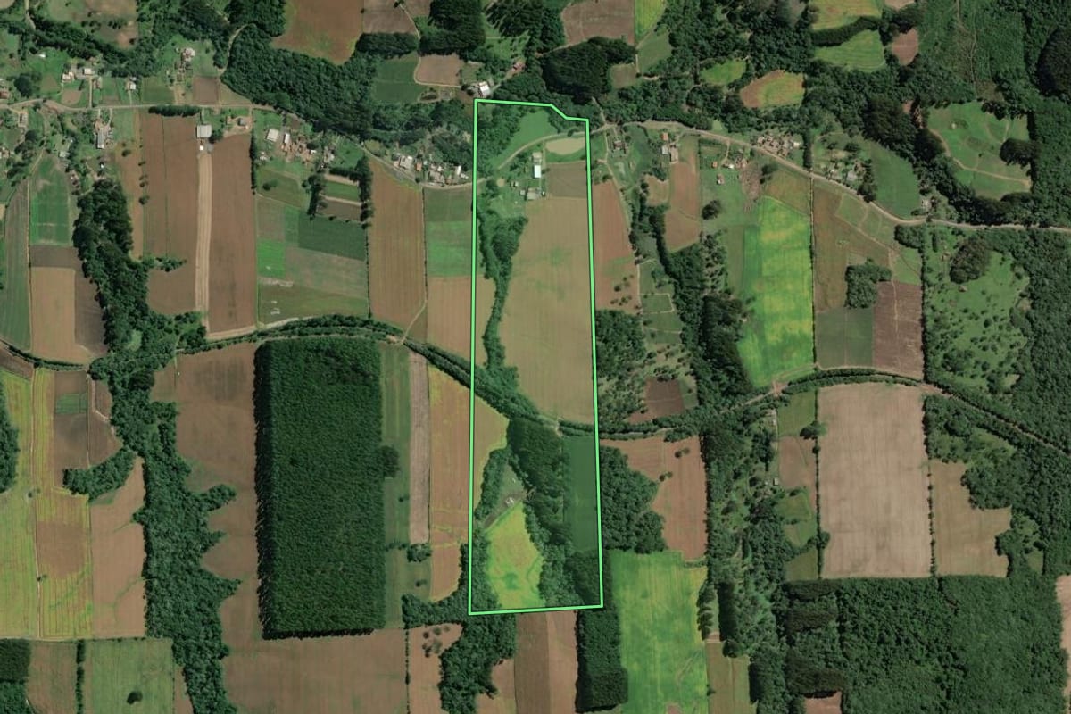 Imagem de satélite do imóvel rural em Itaiópolis (SC), com o contorno declarado no CAR desenhado por cima.