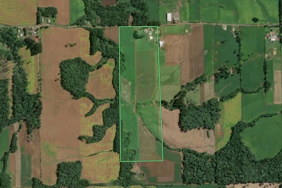Imagem de satélite do imóvel rural em Itaiópolis (SC), com o contorno declarado no CAR desenhado por cima.
