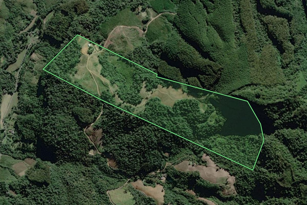 Imagem de satélite do imóvel rural em Itaiópolis (SC), com o contorno declarado no CAR desenhado por cima.