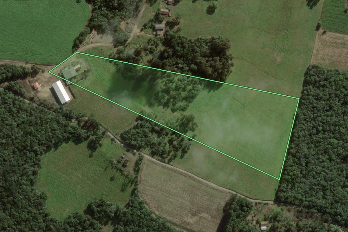 Imagem de satélite do imóvel rural em Itaiópolis (SC), com o contorno declarado no CAR desenhado por cima.