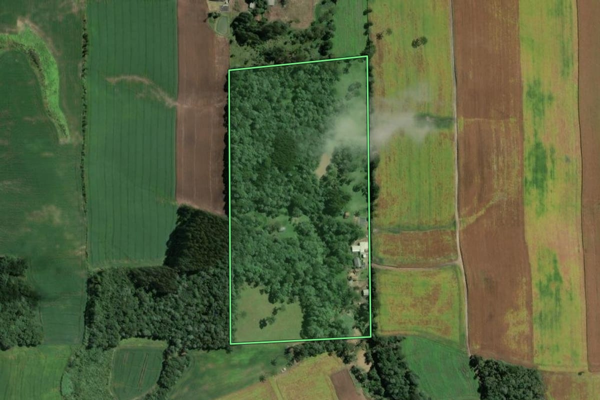 Imagem de satélite do imóvel rural em Itaiópolis (SC), com o contorno declarado no CAR desenhado por cima.