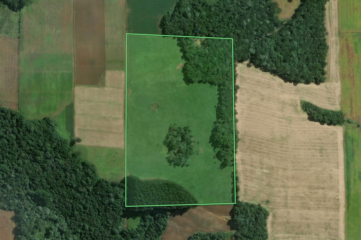 Imagem de satélite do imóvel rural em Itaiópolis (SC), com o contorno declarado no CAR desenhado por cima.