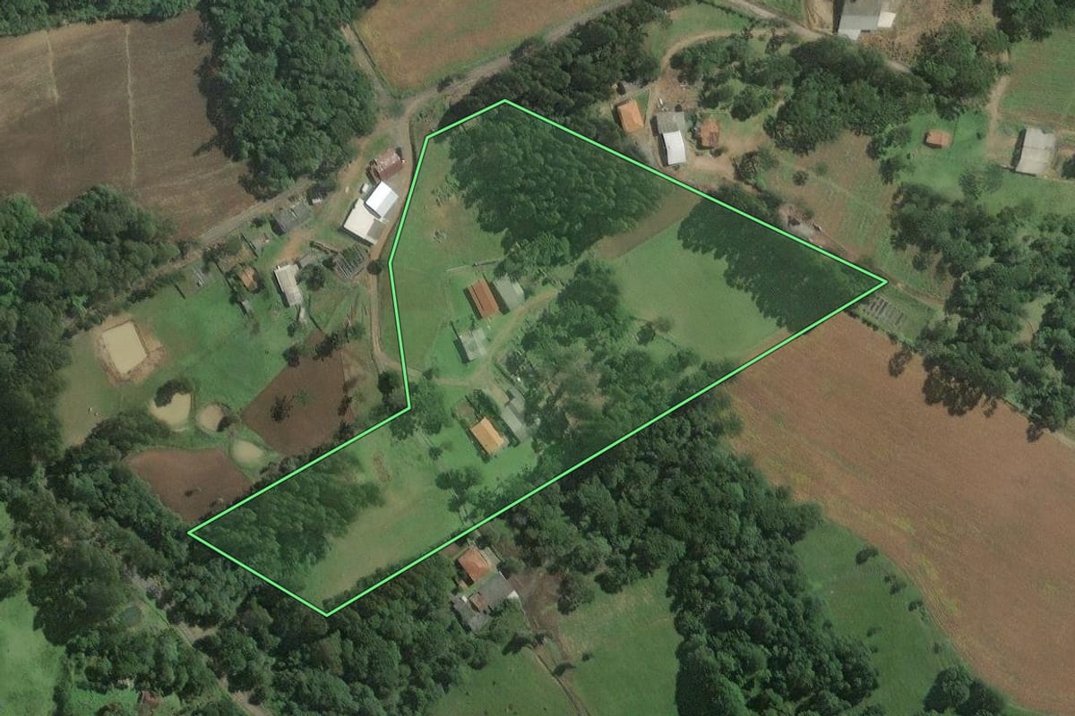 Imagem de satélite do imóvel rural em Itaiópolis (SC), com o contorno declarado no CAR desenhado por cima.