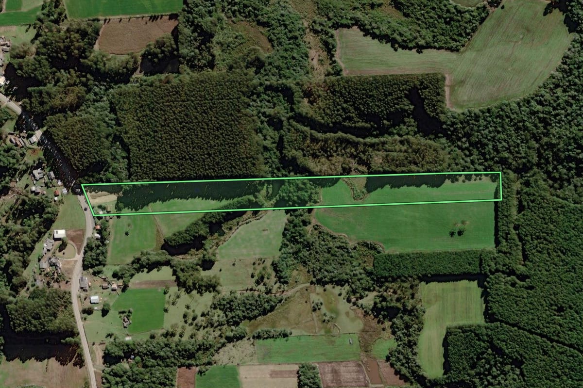 Imagem de satélite do imóvel rural em Itaiópolis (SC), com o contorno declarado no CAR desenhado por cima.
