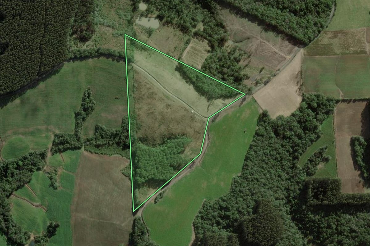 Imagem de satélite do imóvel rural em Itaiópolis (SC), com o contorno declarado no CAR desenhado por cima.