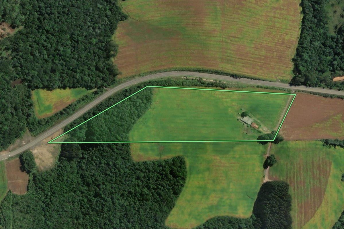 Imagem de satélite do imóvel rural em Itaiópolis (SC), com o contorno declarado no CAR desenhado por cima.