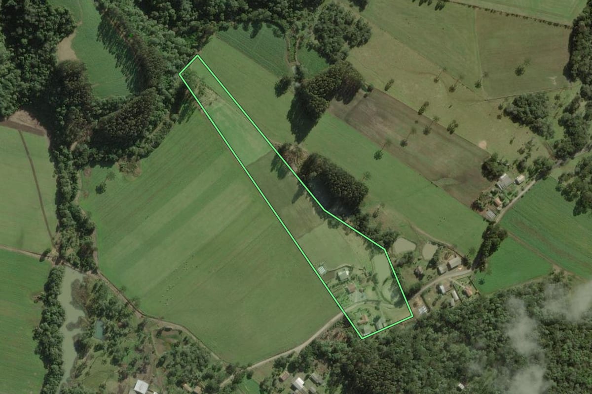 Imagem de satélite do imóvel rural em Itaiópolis (SC), com o contorno declarado no CAR desenhado por cima.