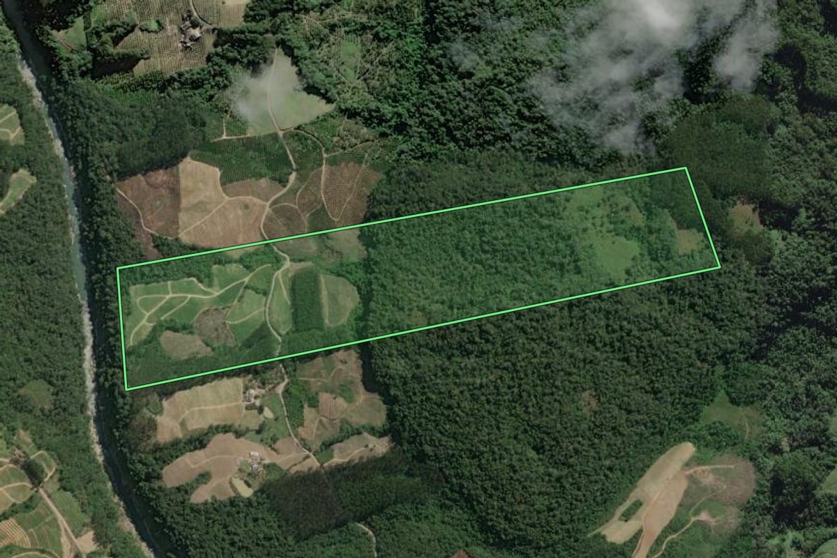 Imagem de satélite do imóvel rural em Itaiópolis (SC), com o contorno declarado no CAR desenhado por cima.