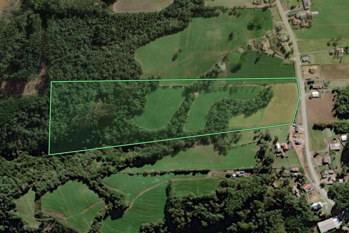 Imagem de satélite do imóvel rural em Itaiópolis (SC), com o contorno declarado no CAR desenhado por cima.