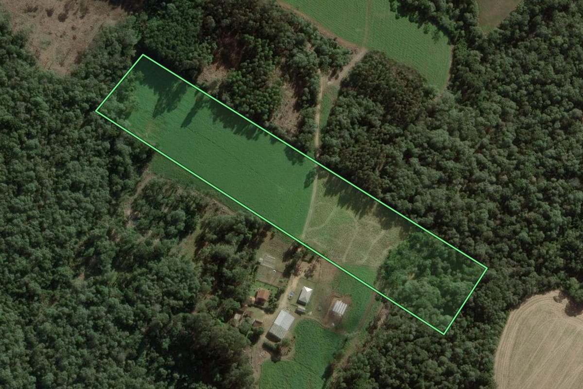 Imagem de satélite do imóvel rural em Itaiópolis (SC), com o contorno declarado no CAR desenhado por cima.