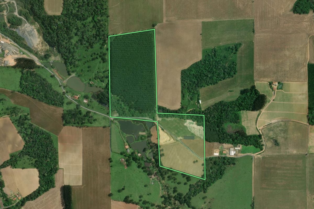 Imagem de satélite do imóvel rural em Itaiópolis (SC), com o contorno declarado no CAR desenhado por cima.