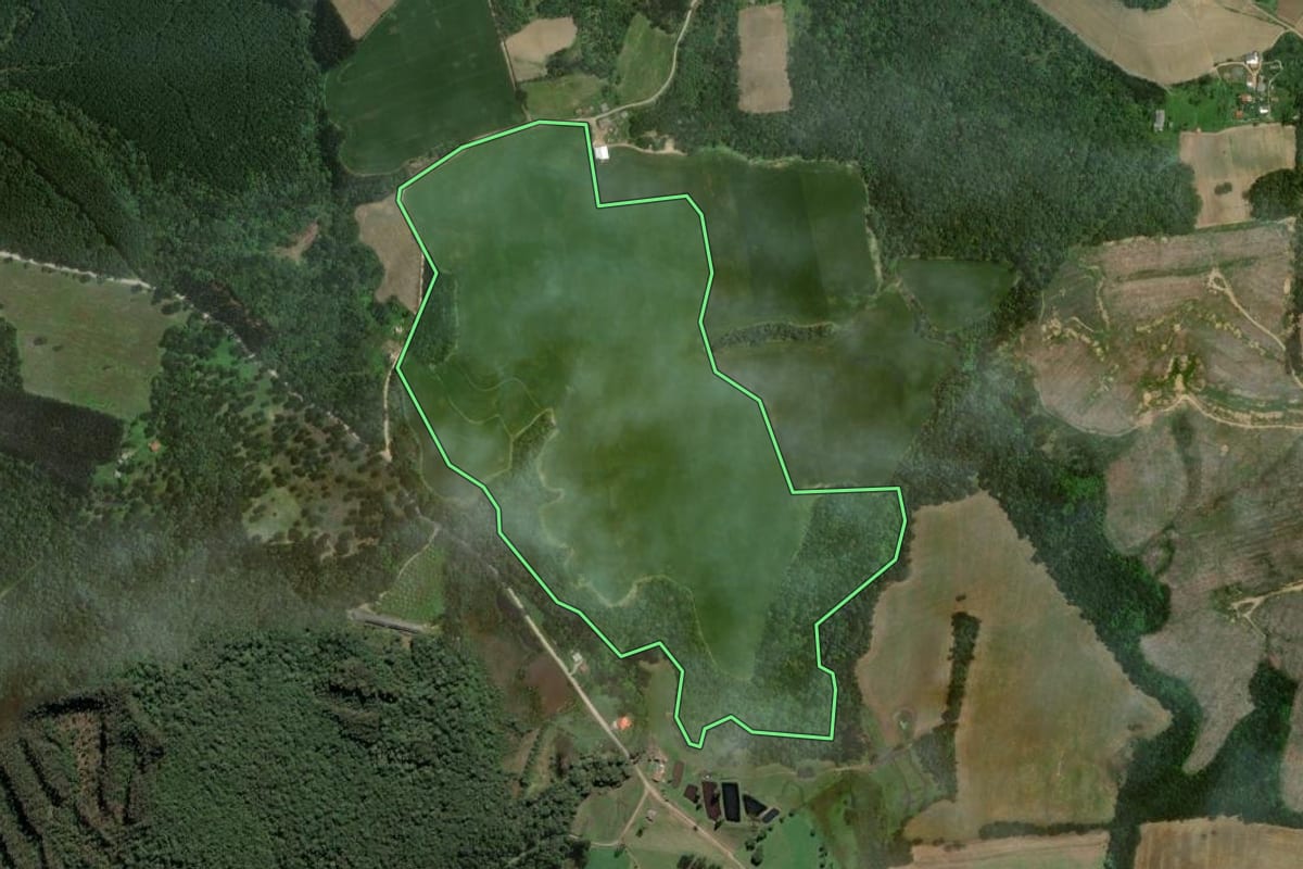 Imagem de satélite do imóvel rural em Itaiópolis (SC), com o contorno declarado no CAR desenhado por cima.