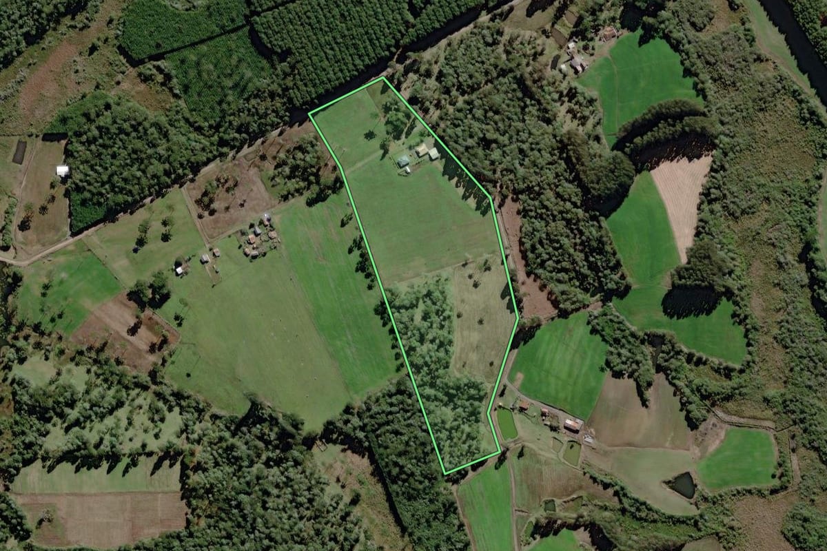 Imagem de satélite do imóvel rural em Itaiópolis (SC), com o contorno declarado no CAR desenhado por cima.